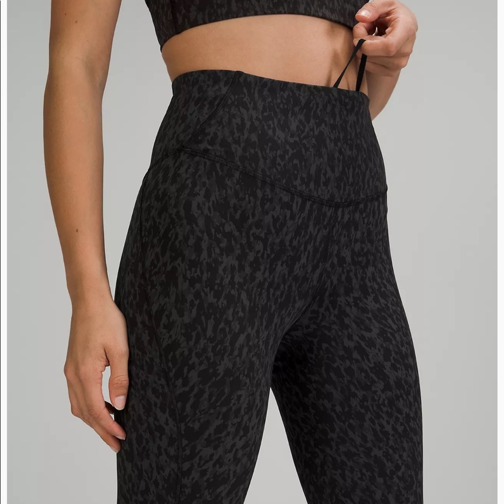 ❤️FLASH SALE❤️ Lululemon athletica base pace HR tight black grey leopard 28” NWT